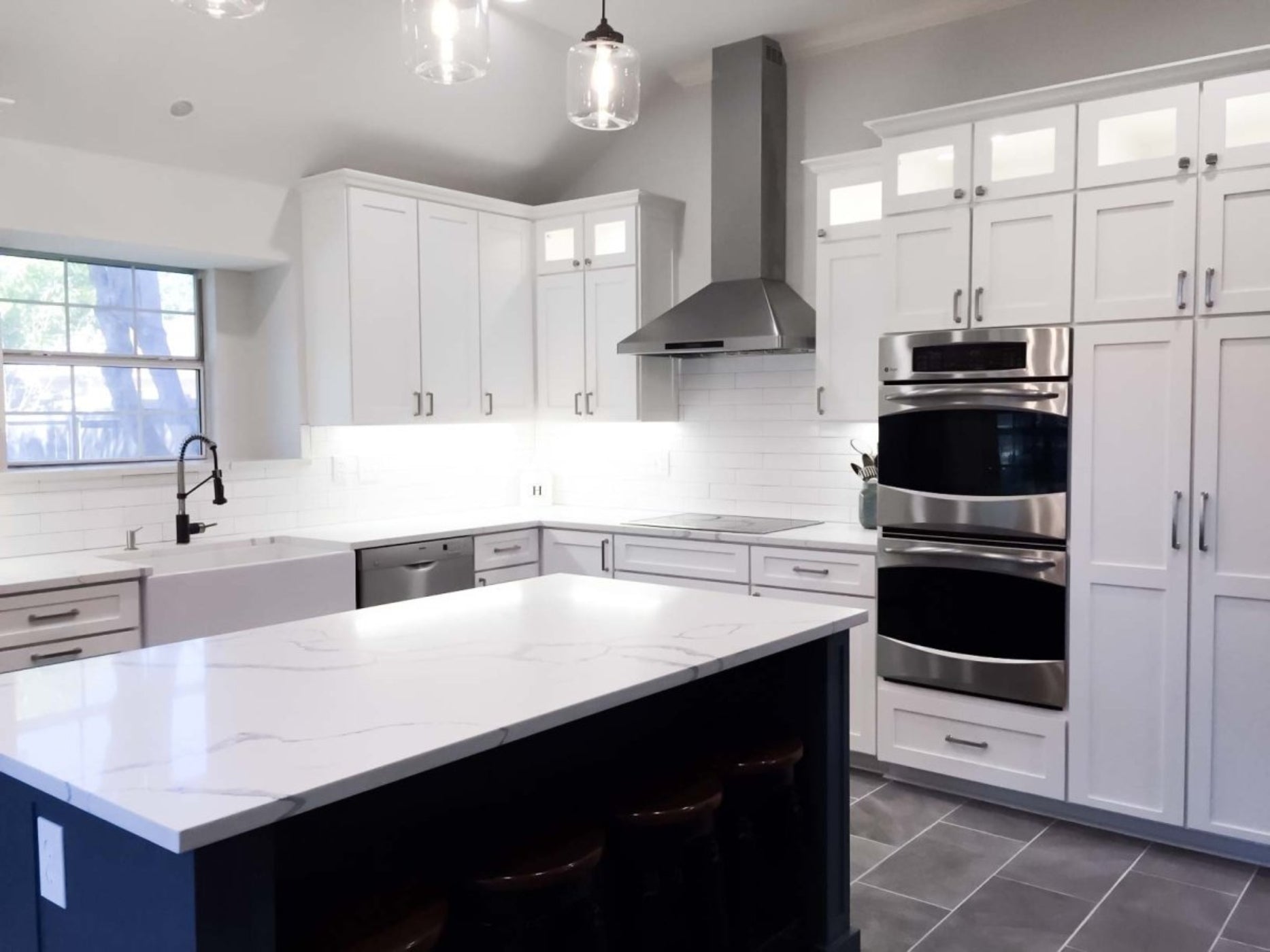 ProLine Wall Mounted Range Hood in Stainless Steel Modern Design, 900 CFM - PLFW 129E