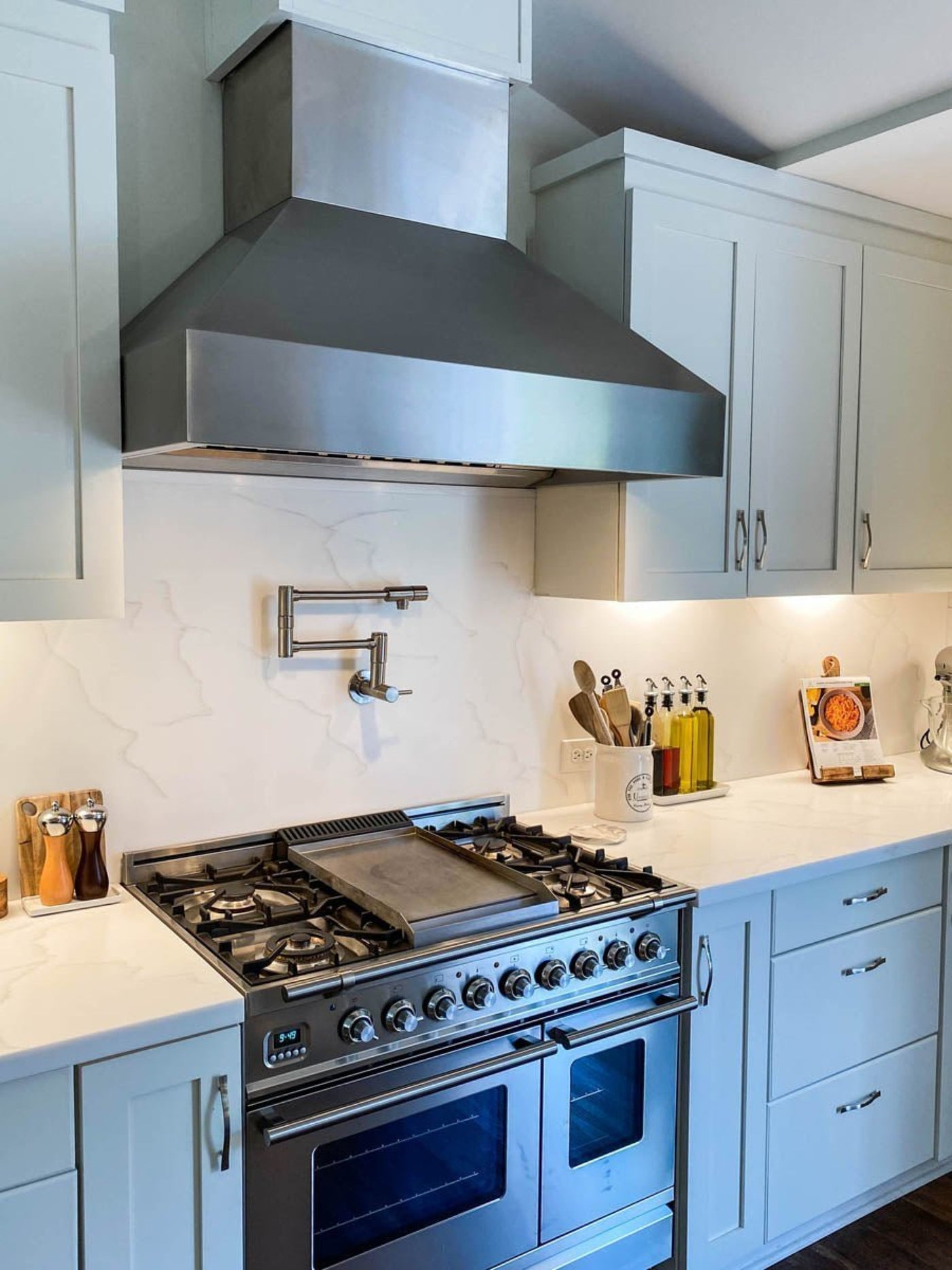 Proline Wall Mounted Range Hood, Ducted, Variable CFM, Stainless Steel Finish, Outdoor Rated Finish option Proline - ProVWC