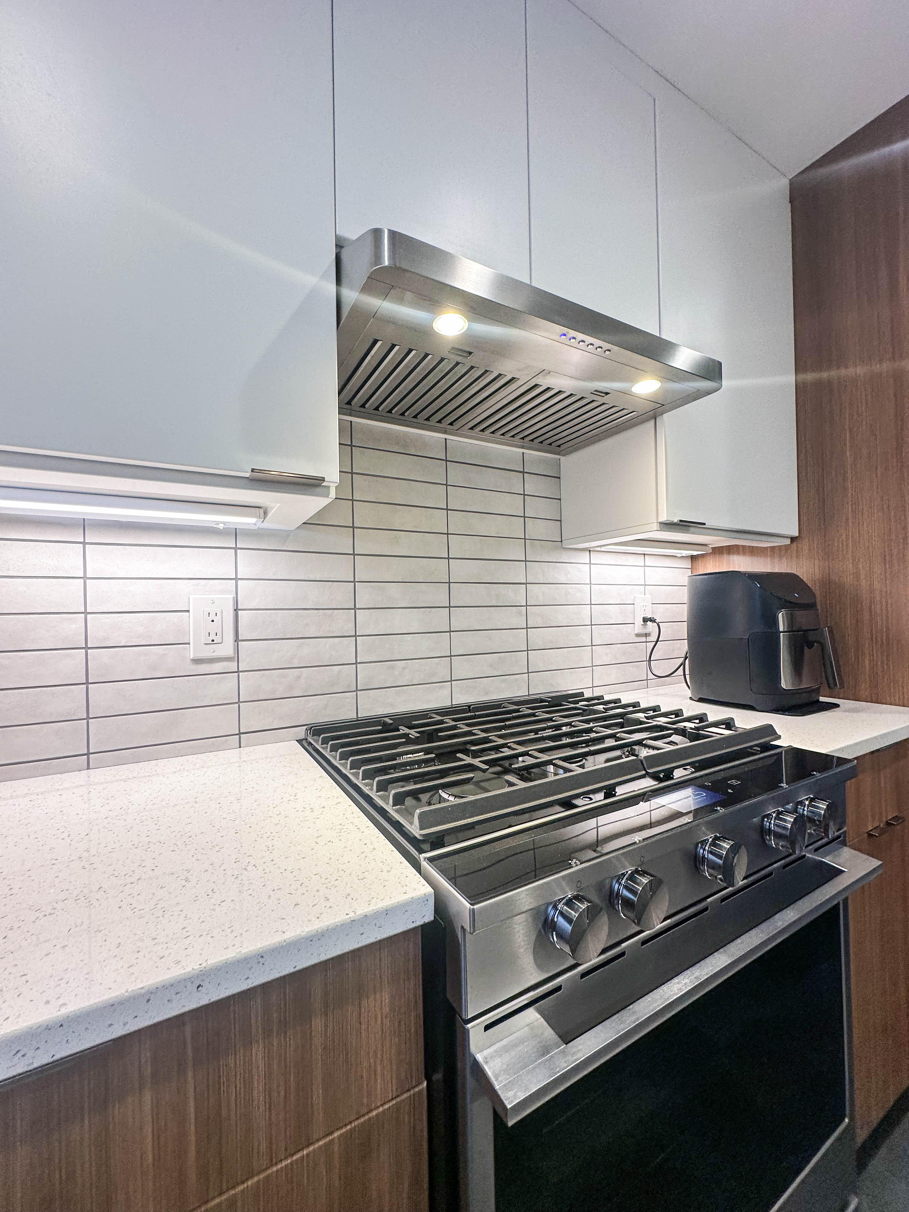 ProLine Under-Cabinet Range Hood, Convertible to Ductless, 600 CFM, Stainless Steel Proline - PLJW 185 Slim