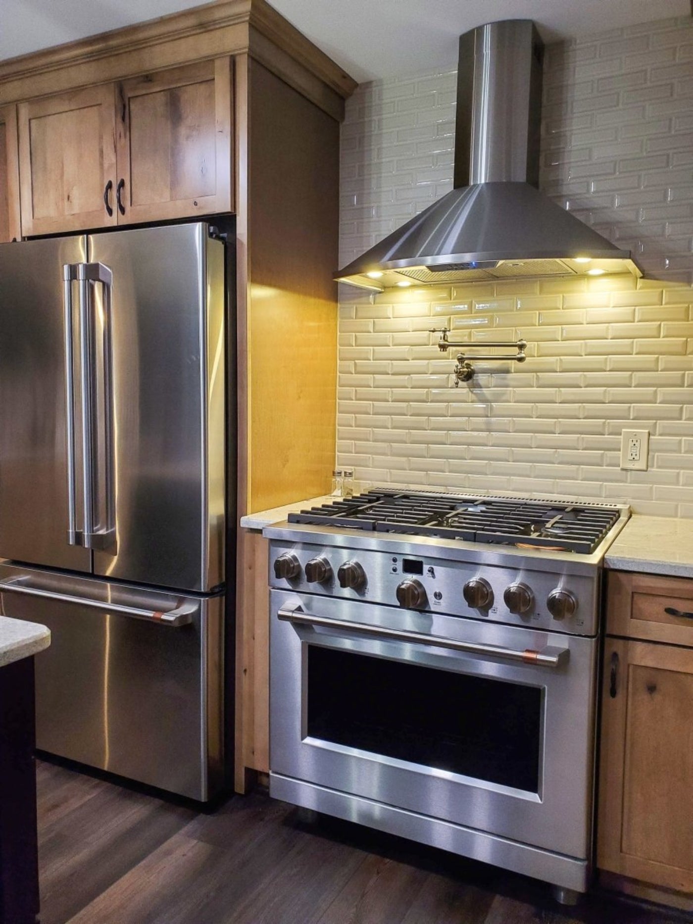 Proline Wall Mounted Range Hood, Ducted, 600 CFM, Stainless Steel Finish, Black Finish Proline Vector - PLFW Vector.30